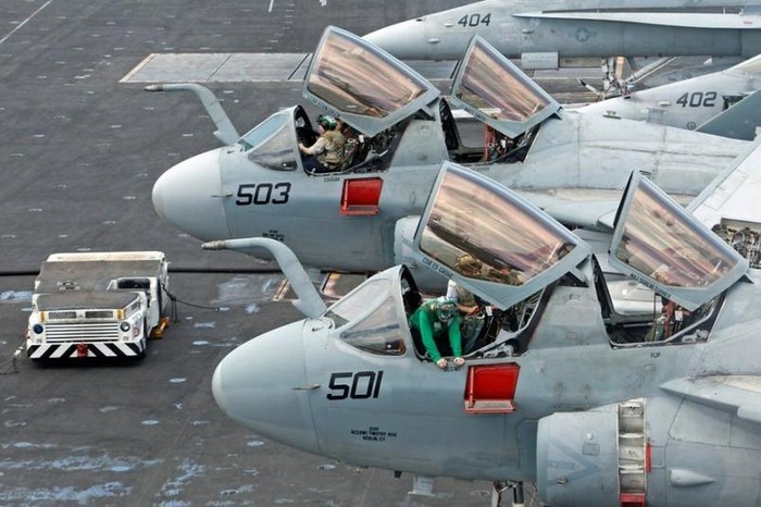 Máy bay tác chiến điện tử EA-6B Prowler trang bị cho tàu sân bay USS Nimitz CVN 68 hoạt động trên biển Đông.